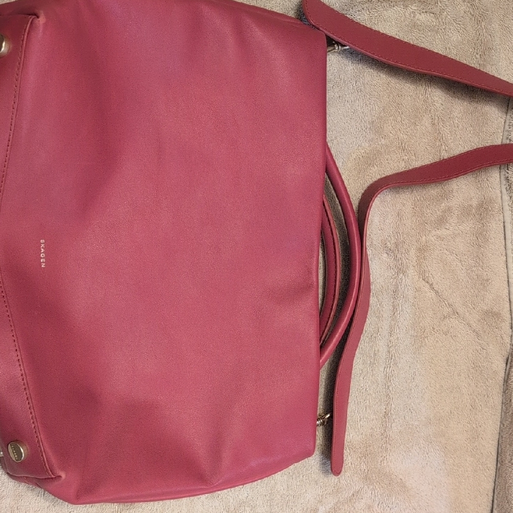 Skagen Red Shoulder Bag with Classic Design